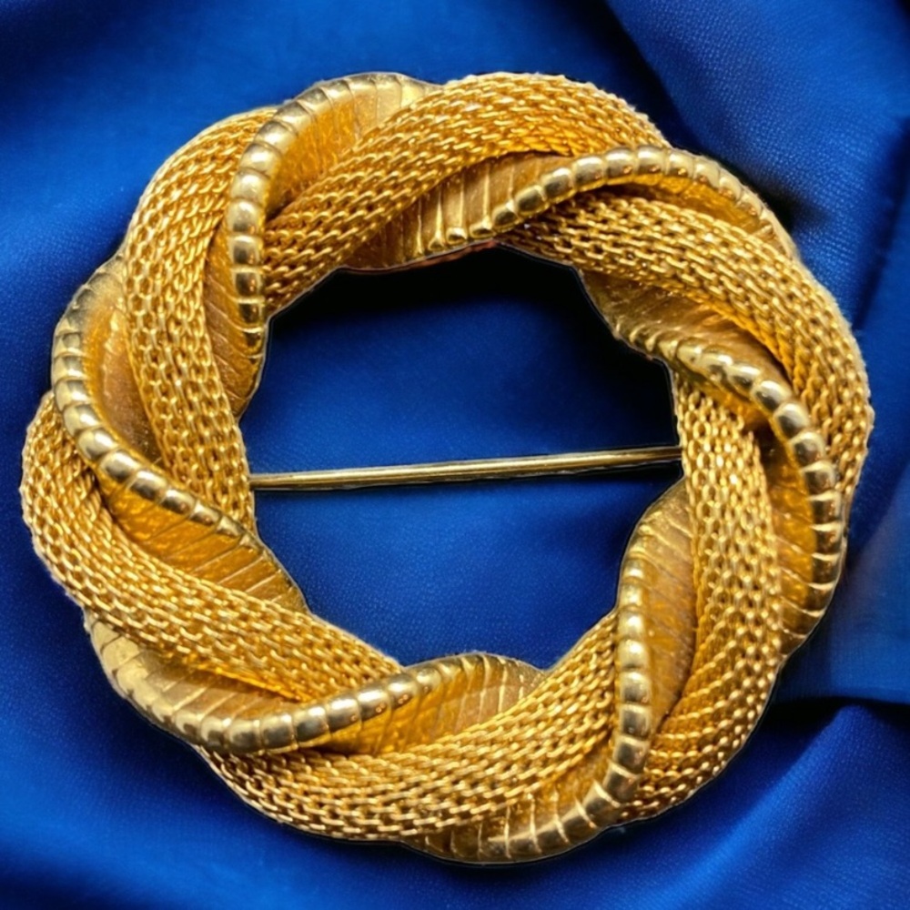 Vintage 3D Goldtone Round Twisted
Mesh Style Rope Circle Brooch